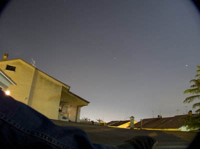 30 secondi<br />Marte sulla destra, si vede anche la scia di un aereo. Più che scia sono le luci che si sono mosse durante lo scatto. L'aereo si muove...